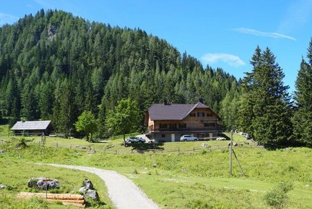 Planinska koča v Grohotu pod Raduho